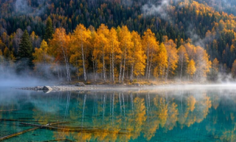Xinjiang in Autumn 2026: Gold Lakes, Cold Nights & the Best Routes